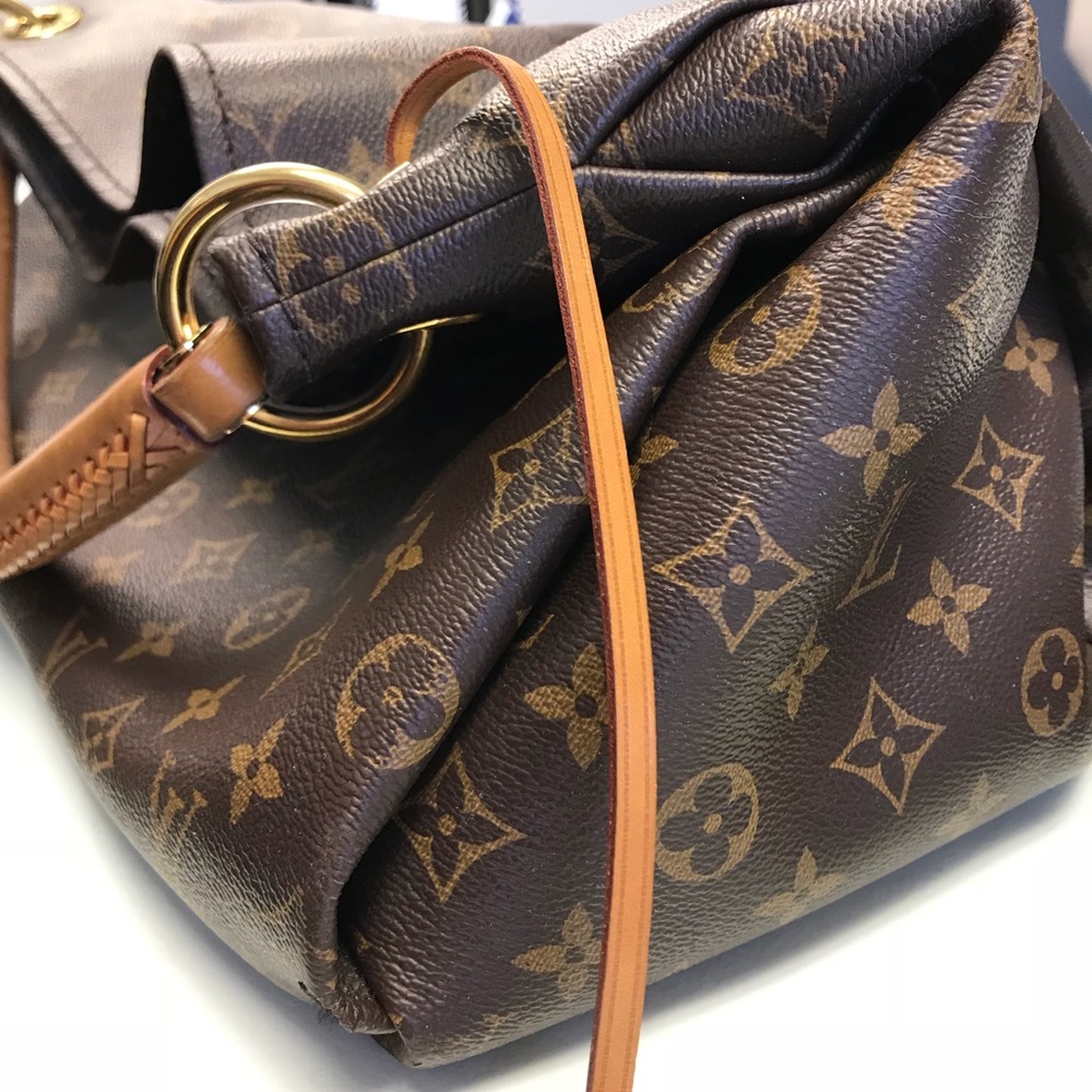 Louis Vuitton Artsy Canvas authenticate
